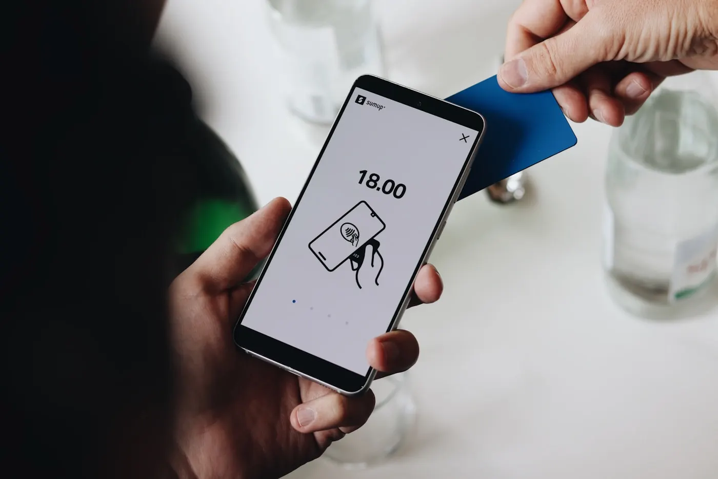 Cliente realizando um pagamento digital pelo celular